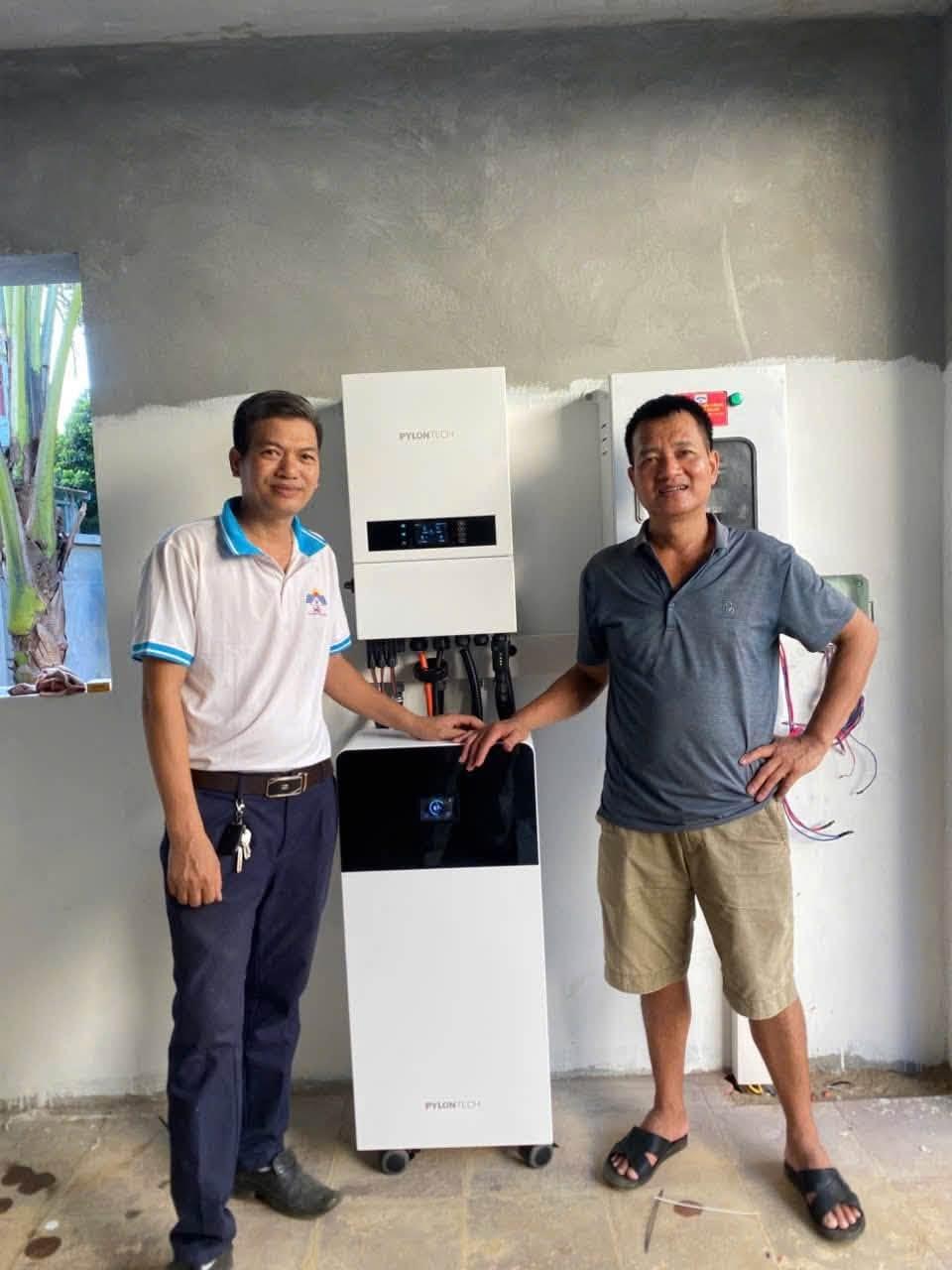 Bàn giao hệ lưu trữ Pylontech – Hừng Đông Solar bàn giao cho khách hàng