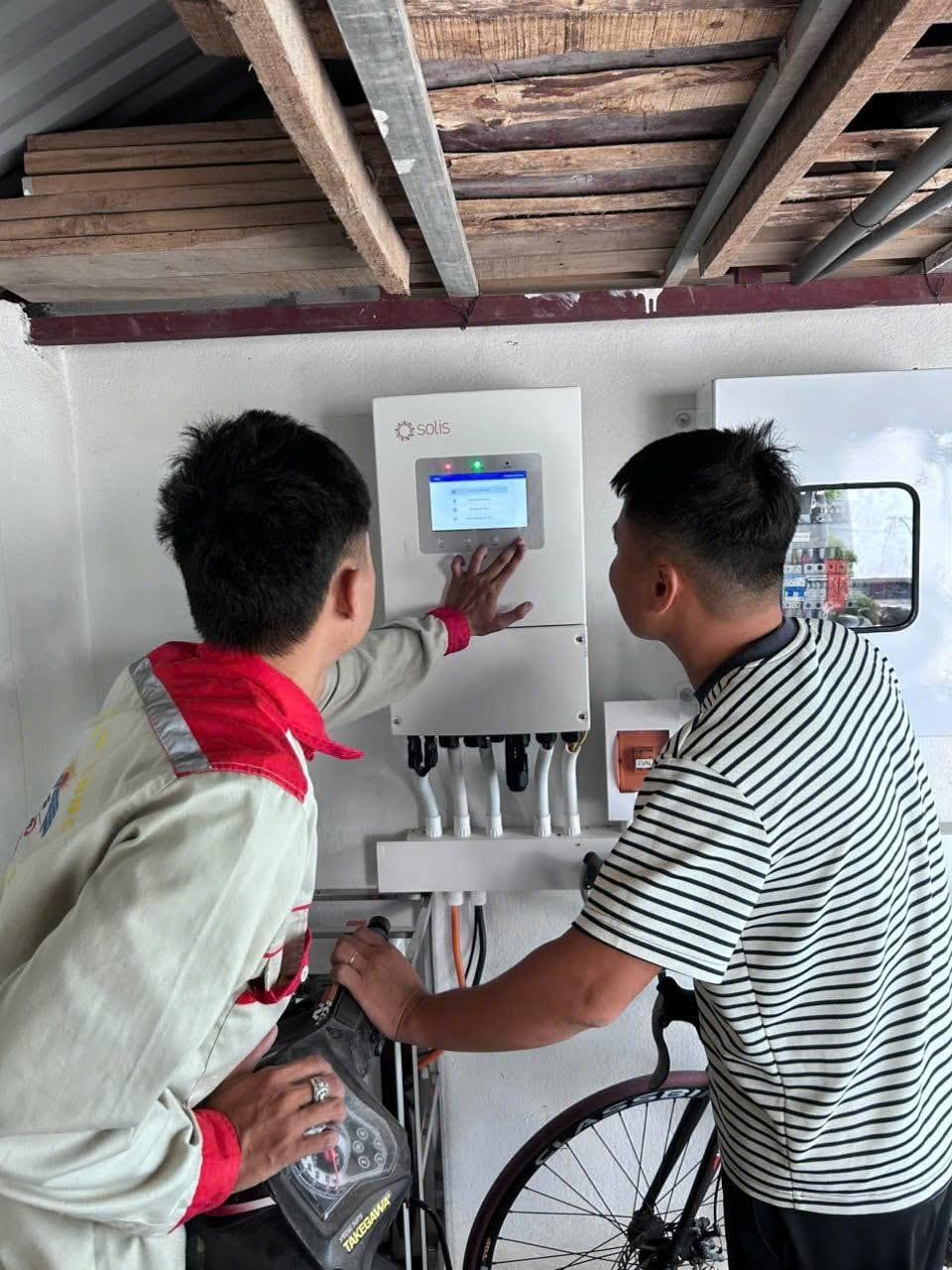 Hướng dẫn khách vận hành biến tần Solis – Hừng Đông Solar bàn giao cho khách hàng