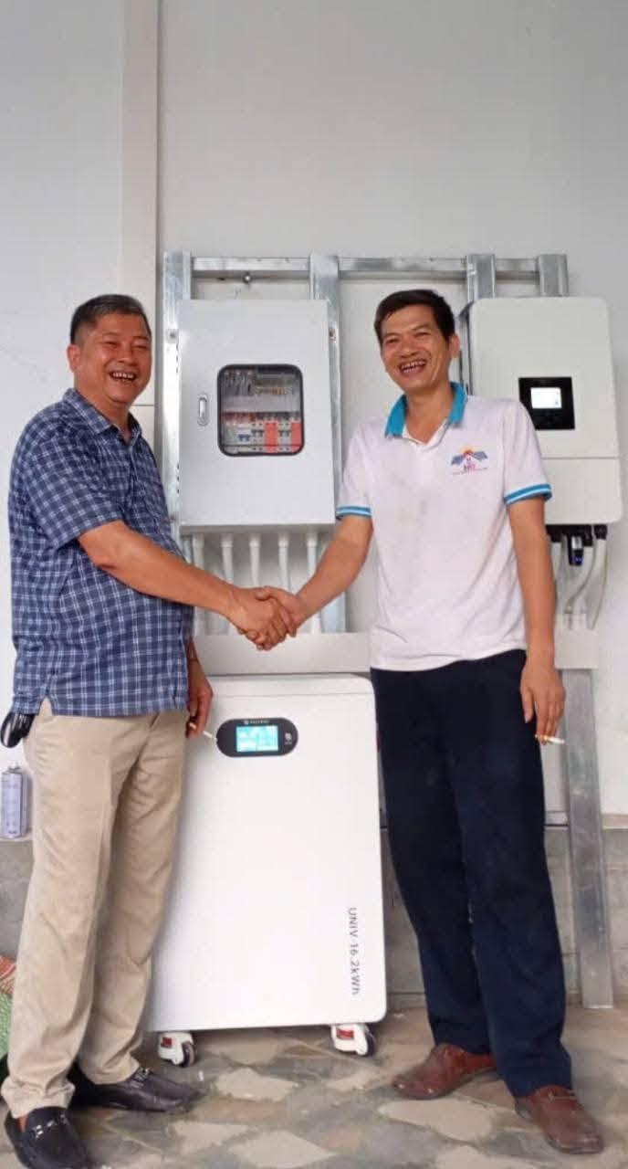 Bàn giao hệ pin lưu trữ 16,2 kWh – Hừng Đông Solar bàn giao cho khách hàng
