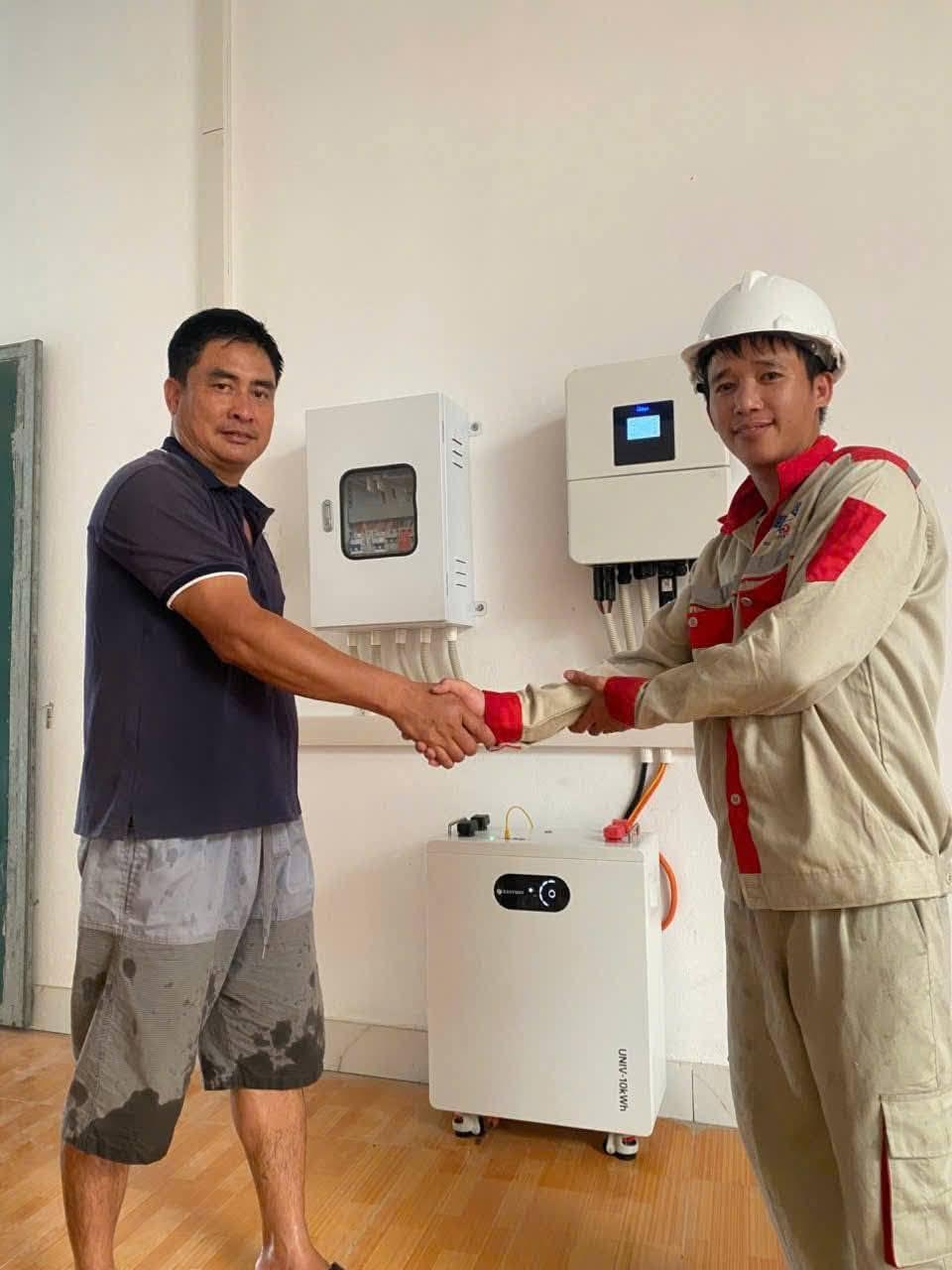 Bàn giao hệ pin lưu trữ 10 kWh – Hừng Đông Solar bàn giao cho khách hàng