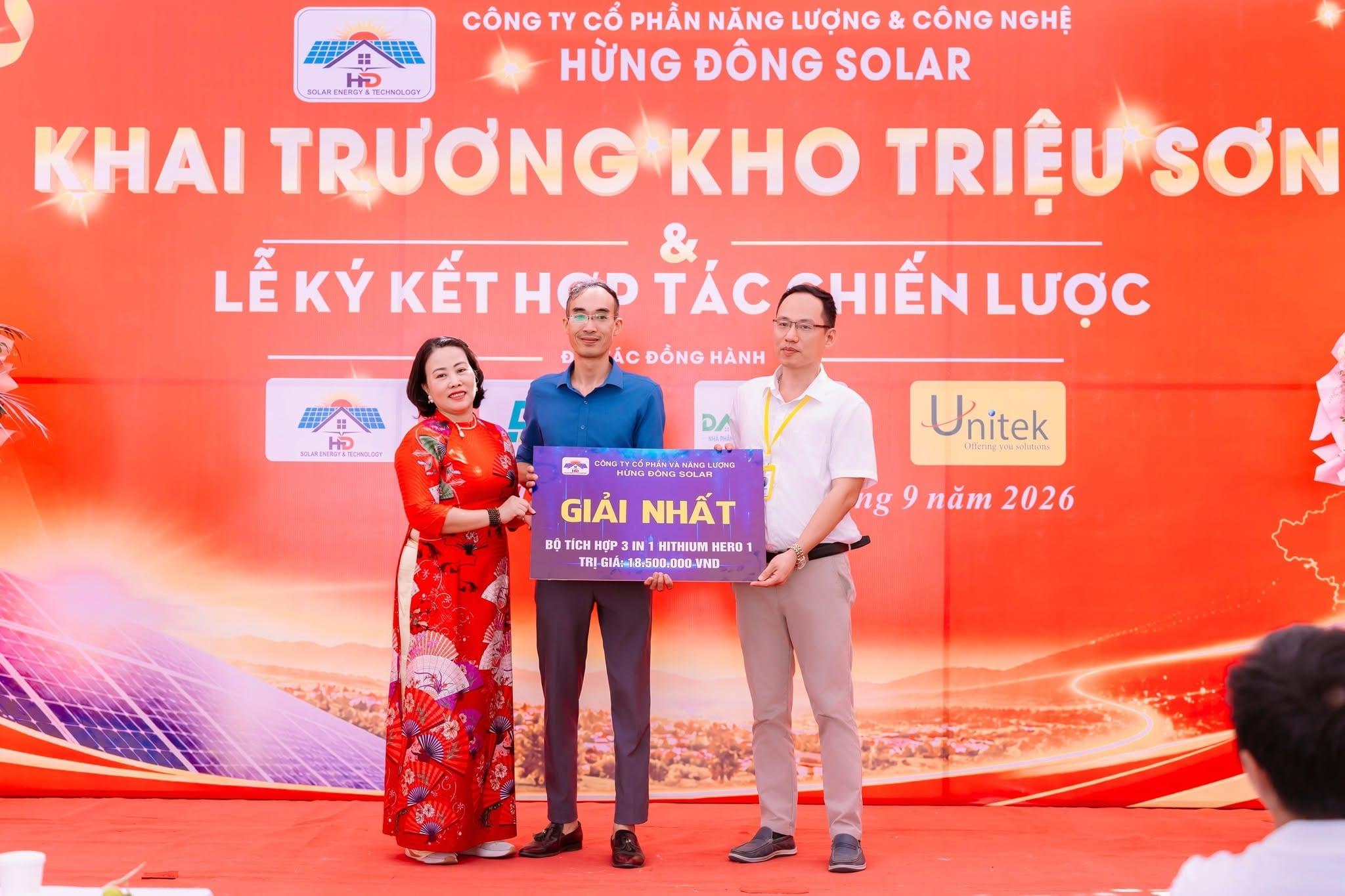 Trao giải nhất tại lễ khai trương Kho Triệu Sơn