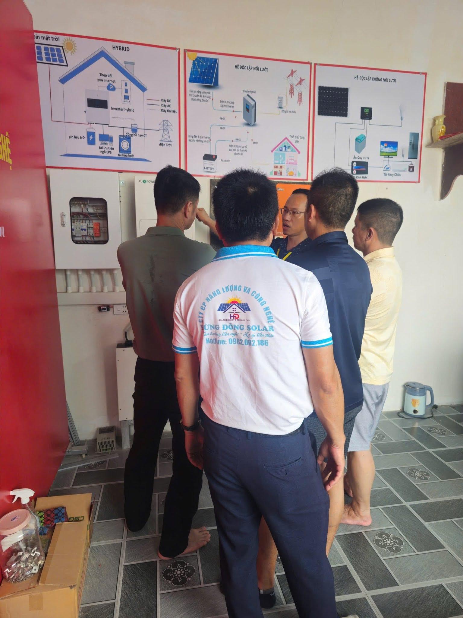 Đối tác 3TGE Hải Phòng thực hành với tủ điện và biến tần tại showroom Hừng Đông Solar