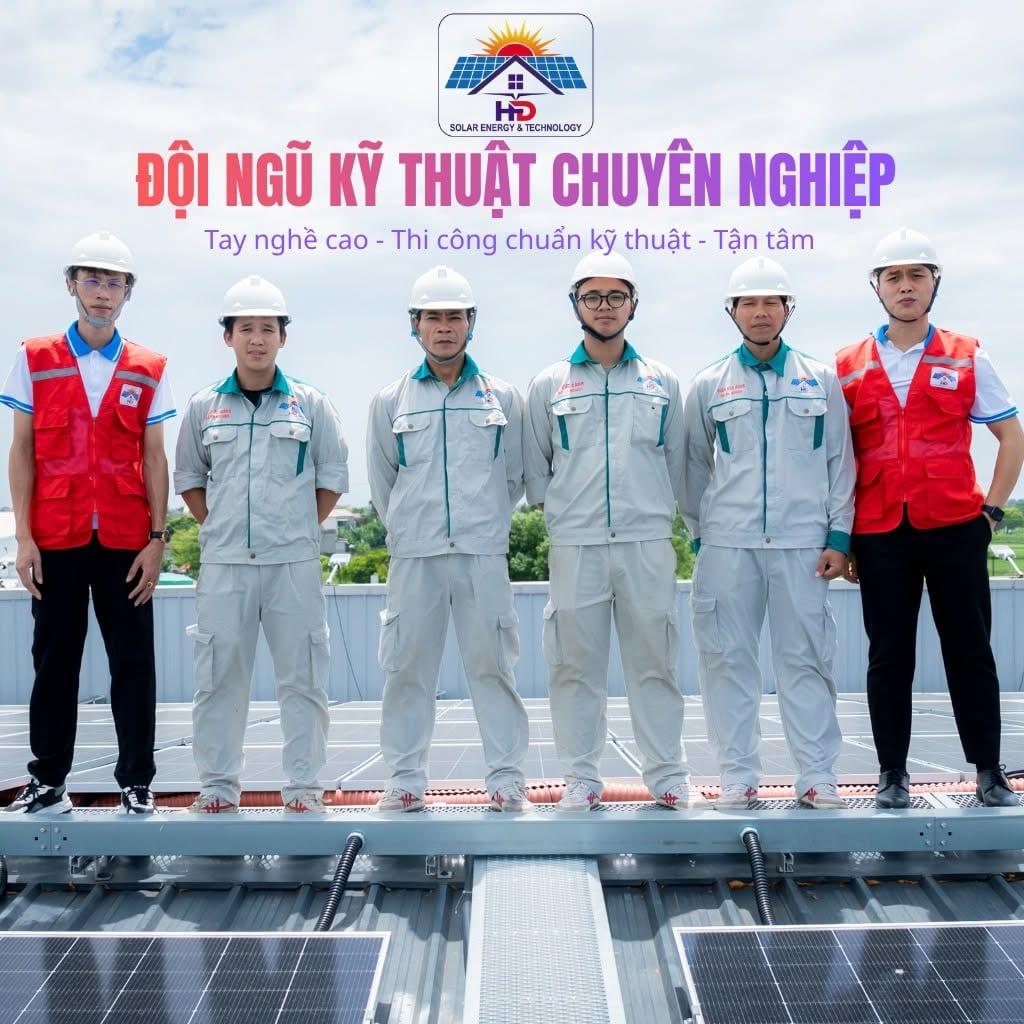 Đội ngũ kỹ thuật Hừng Đông Solar trên mái công trình